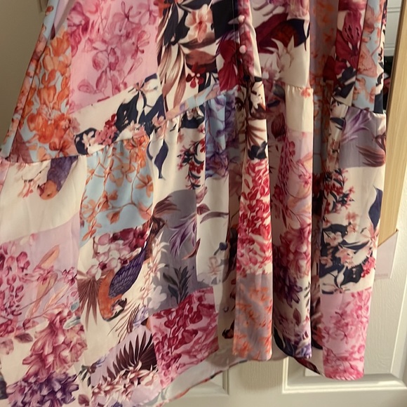 Button front all the way down. Light material. - Picture 3 of 3